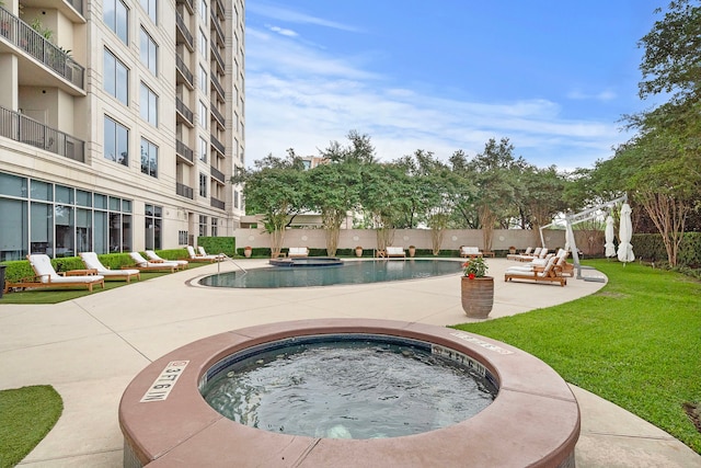 3333 Allen Pkwy Unit 1302, Houston, TX 77019 - community pool with a hot tub and a patio