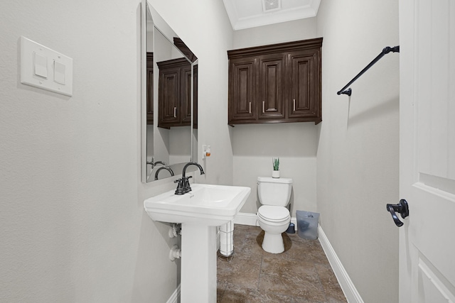 13635 Reeveston Rd, Houston, TX 77039 - half bath featuring toilet, baseboards, and crown molding