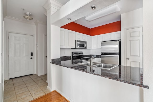 3231 Allen Pkwy Unit 4207, Houston, TX 77019 - kitchen with stainless steel appliances, a sink, a peninsula, and white cabinetry