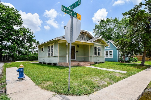 101 Emerald Ct, Houston, TX 77009 - view of front facade featuring a front yard