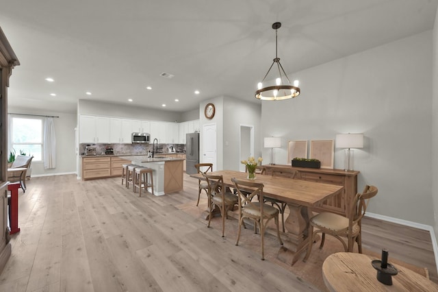 9203 White Tail Dr, Conroe, TX 77303 - dining room featuring light wood-style floors, a chandelier, and recessed lighting