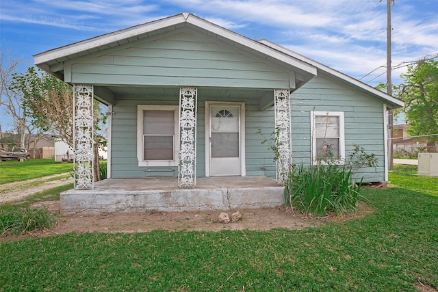 8137 Canyon St, Houston, TX 77051 - shotgun-style home featuring covered porch and a front yard