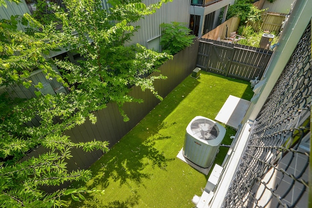1508 Cleveland St, Houston, TX 77019 - view of yard featuring central AC