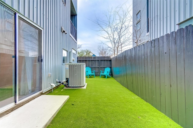 1508 Cleveland St, Houston, TX 77019 - view of yard featuring central AC unit