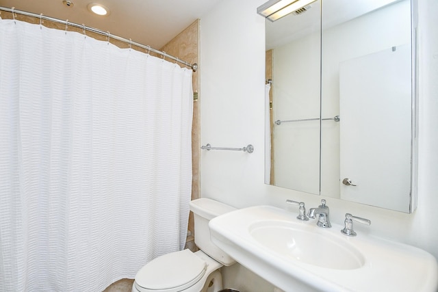 1908 Augusta Dr Unit 10, Houston, TX 77057 - full bath featuring toilet, a sink, and a shower with shower curtain