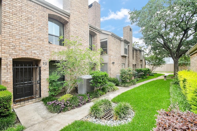 1908 Augusta Dr Unit 10, Houston, TX 77057 - surrounding community with a lawn