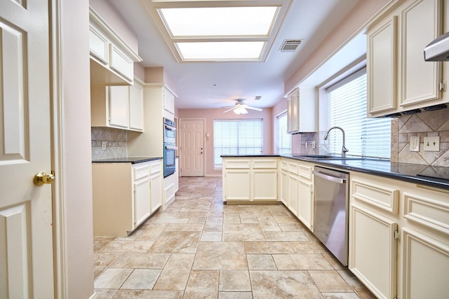 5022 Moss Run Dr, Missouri City, TX 77459 - kitchen featuring stainless steel appliances, dark countertops, tasteful backsplash, a sink, and a peninsula