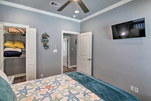948 Holiday, Crystal Beach, TX 77650 - bedroom featuring crown molding, wood finished floors, baseboards, ceiling fan, and recessed lighting