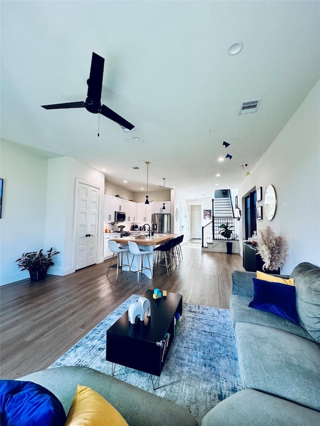 210 E 39th St, Houston, TX 77018 - living area featuring dark wood-type flooring, ceiling fan, baseboards, and recessed lighting