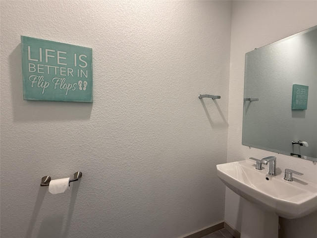 12545 Walmgate Ct, Houston, TX 77047 - bathroom with a sink