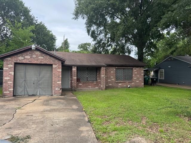 5111 Kelso St, Houston, TX 77021 - ranch-style home featuring brick siding, a garage, a front yard, and driveway