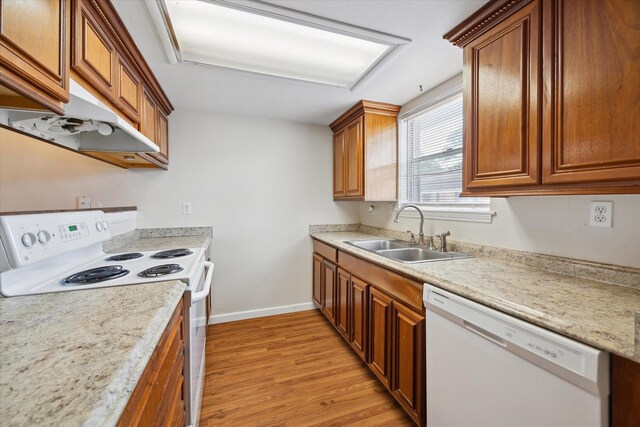 14333 Memorial Dr Unit 72, Houston, TX 77079 - kitchen featuring white appliances, a sink, range hood, light wood-type flooring, and light countertops