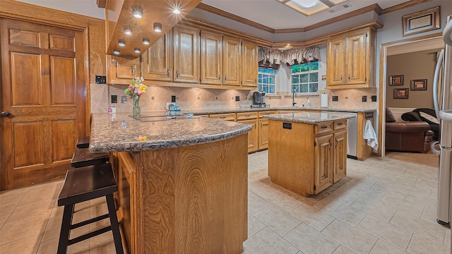 1806 Wine Cedar Ln, Katy, TX 77450 - kitchen featuring ornamental molding, a sink, backsplash, a peninsula, and a center island