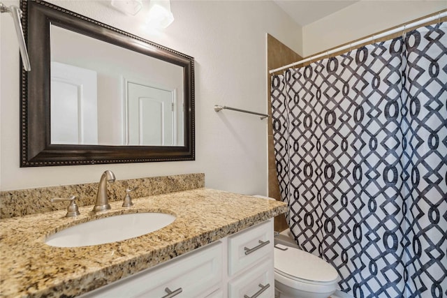 5402 Jonathan Ln, Houston, TX 77011 - full bathroom featuring vanity, toilet, and a shower with curtain