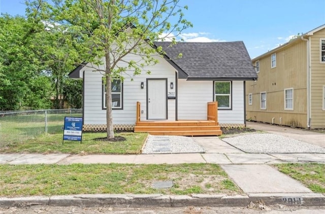 2811 Winbern St, Houston, TX 77004 - bungalow-style home featuring roof with shingles