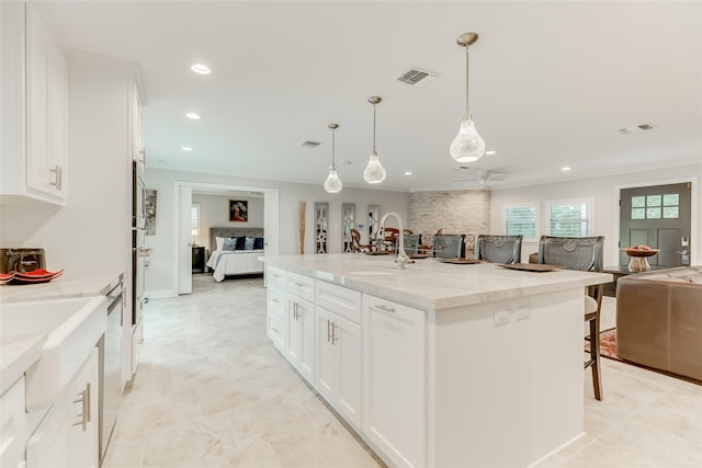14001/14009 W Hughes Rd, Dickinson, TX 77539 - kitchen with open floor plan, a kitchen bar, ceiling fan, white cabinetry, and recessed lighting