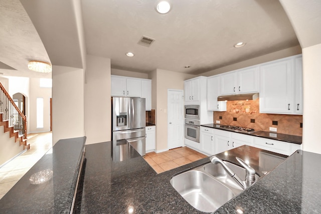 14311 Lakepointe Bend Ln, Cypress, TX 77429 - kitchen with appliances with stainless steel finishes, under cabinet range hood, a sink, backsplash, and white cabinets