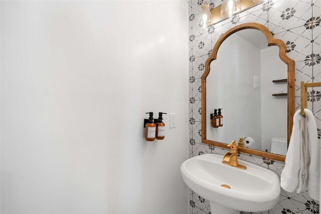 5004 Park Dr, Houston, TX 77023 - half bath with a sink and tile walls