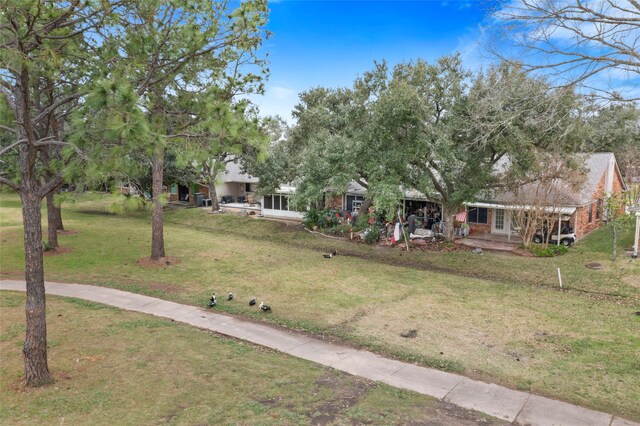 654 W Country Grove Cir, Pearland, TX 77584 - view of grassy yard