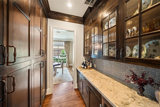 2202 Sul Ross St, Houston, TX 77098 - indoor dry bar with crown molding, dark wood-style floors, decorative backsplash, recessed lighting, and baseboards