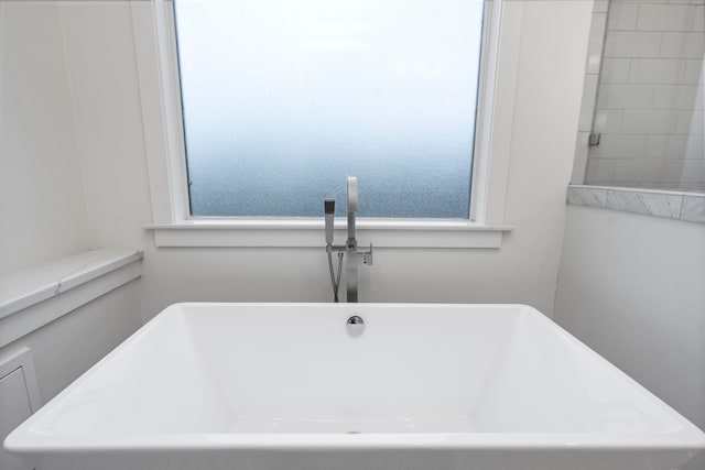 208 Aurora St Unit B, Houston, TX 77008 - bathroom featuring a soaking tub