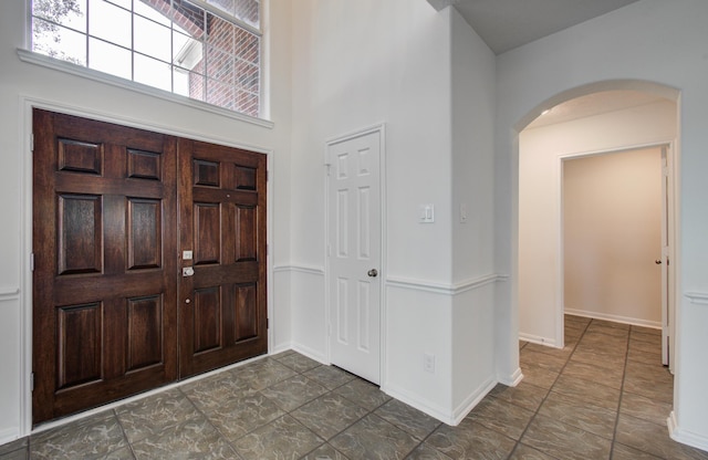 24206 Moon Ridge Ct, Katy, TX 77494 - entryway featuring arched walkways, baseboards, and a high ceiling