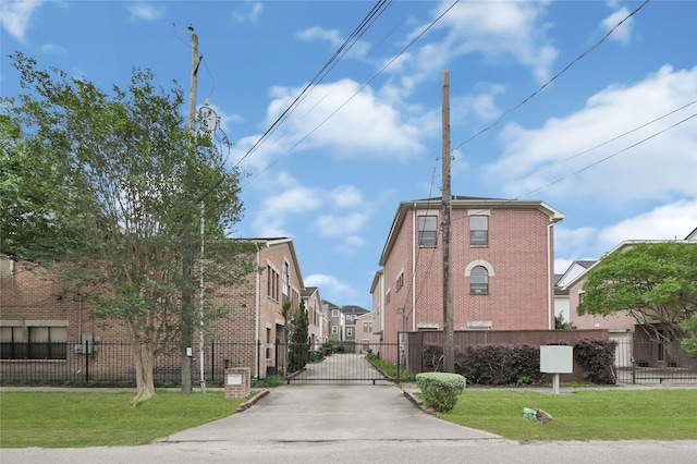 914 W 25th St Unit 2, Houston, TX 77008 - view of property featuring a residential view and driveway