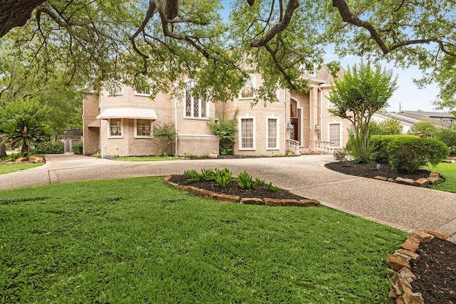 903 Old Lake Rd, Houston, TX 77057 - view of front of property with a front lawn and curved driveway