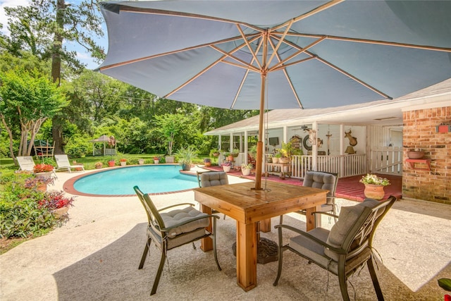 16814 Creeksouth Rd, Houston, TX 77068 - outdoor pool with a patio area, outdoor dining area, and a ceiling fan