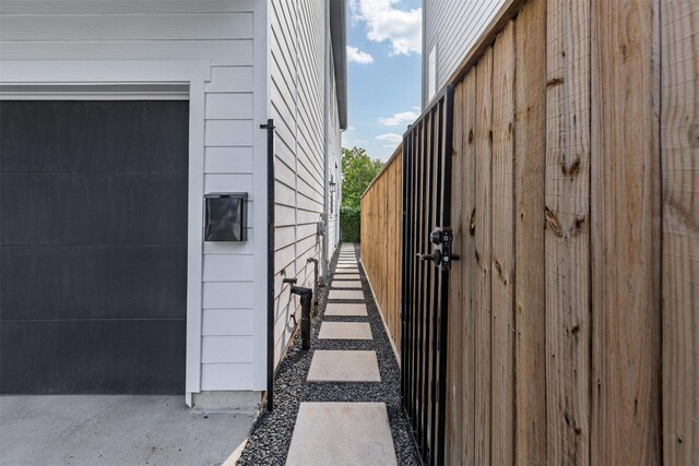 1608 Chestnut St, Houston, TX 77009 - view of side of property featuring a garage
