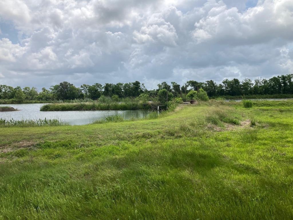 26 Shoreline Dr, Angleton, TX 77515