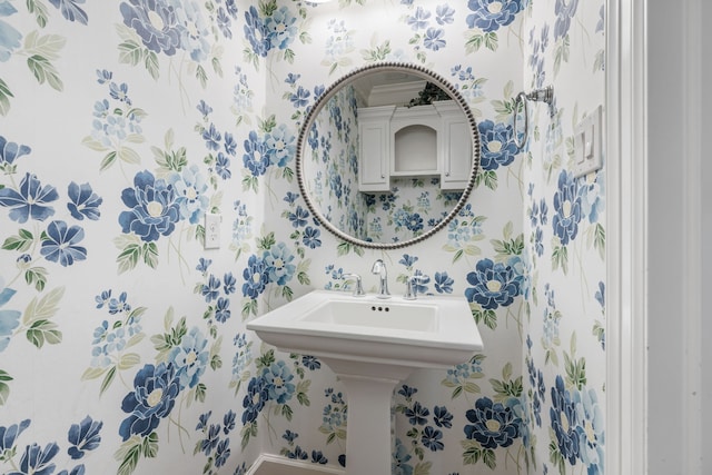 1510 Marshall St, Houston, TX 77006 - bathroom with wallpapered walls and baseboards