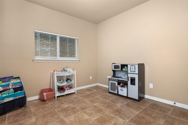1027 Nantucket St, Pasadena, TX 77503 - playroom with baseboards