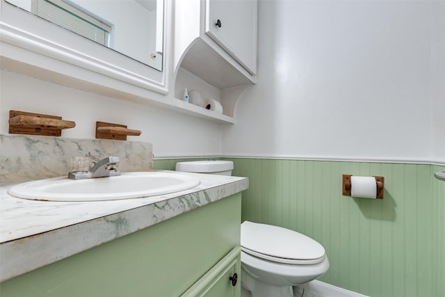 119 Delaware Dr, Conroe, TX 77316 - half bath featuring vanity, wainscoting, and toilet