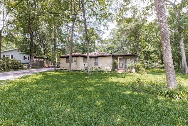 119 Delaware Dr, Conroe, TX 77316 - view of front of house featuring a front lawn and entry steps