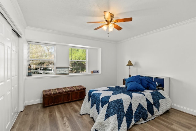 13755 Shirebrook Dr N, Sugar Land, TX 77498 - bedroom with crown molding, a closet, wood finished floors, baseboards, and a ceiling fan