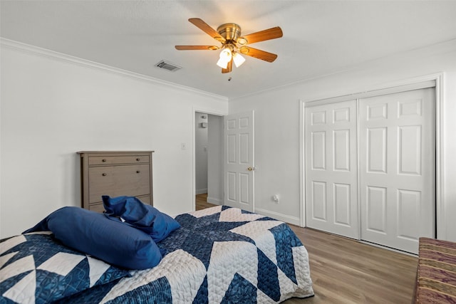 13755 Shirebrook Dr N, Sugar Land, TX 77498 - bedroom with wood finished floors, crown molding, ceiling fan, and a closet
