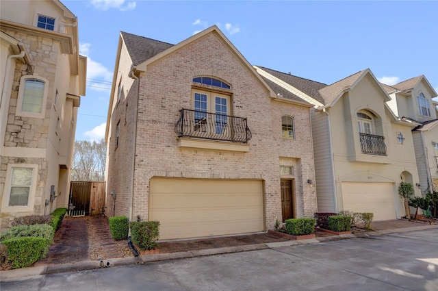 2617 Edgefield Lakes Dr, Houston, TX 77054 - multi unit property with a balcony, a garage, brick siding, and driveway