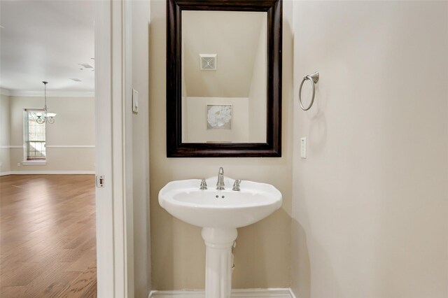 2617 Edgefield Lakes Dr, Houston, TX 77054 - bathroom featuring ornamental molding, wood finished floors, baseboards, and a chandelier
