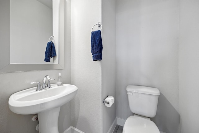 2020 Millbridge Spring Ln, Houston, TX 77051 - bathroom featuring toilet, baseboards, and a sink
