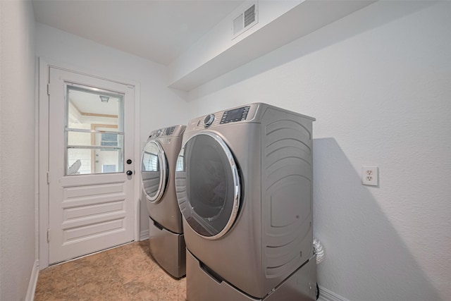 2831 Thorne Creek Ln, Houston, TX 77073 - laundry area with independent washer and dryer and baseboards