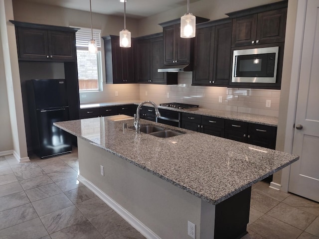 7814 Charter Hill Dr, Magnolia, TX 77354 - kitchen with freestanding refrigerator, built in microwave, a sink, baseboards, and decorative backsplash
