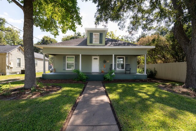 404 E Alabama St, Wharton, TX 77488 - bungalow-style home featuring a porch