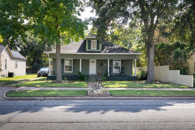 404 E Alabama St, Wharton, TX 77488 - bungalow-style home featuring a porch and central AC