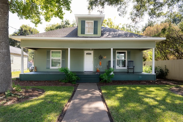 404 E Alabama St, Wharton, TX 77488 - bungalow-style home featuring a porch
