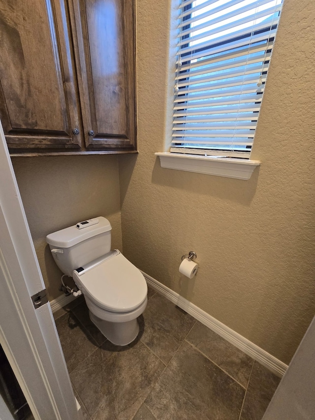 1008 Heritage Oaks Dr, Angleton, TX 77515 - bathroom with toilet, baseboards, and a textured wall