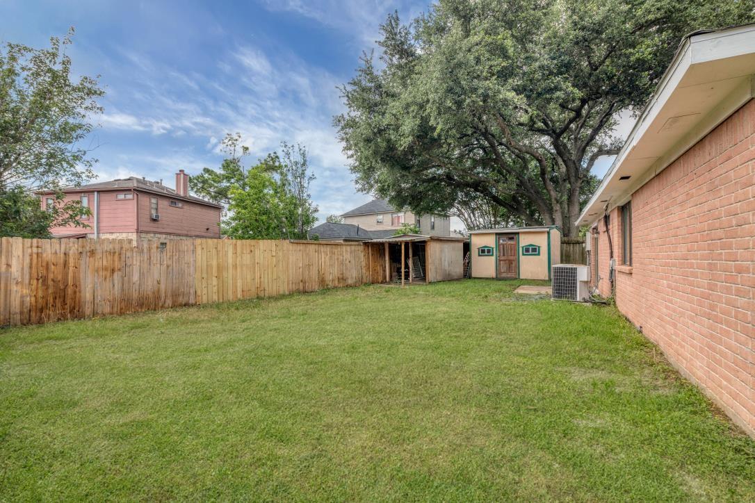 10603 Zircon Ct, Houston, TX 77099 - view of yard featuring central AC