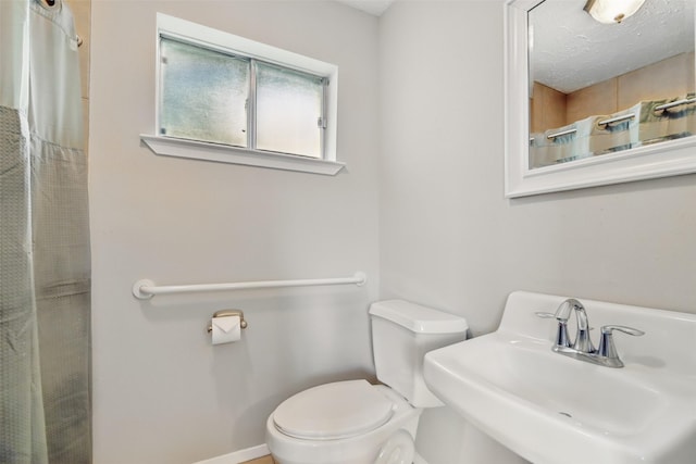 10119 Peachridge Dr, Houston, TX 77070 - full bathroom featuring a sink, toilet, and a shower with curtain