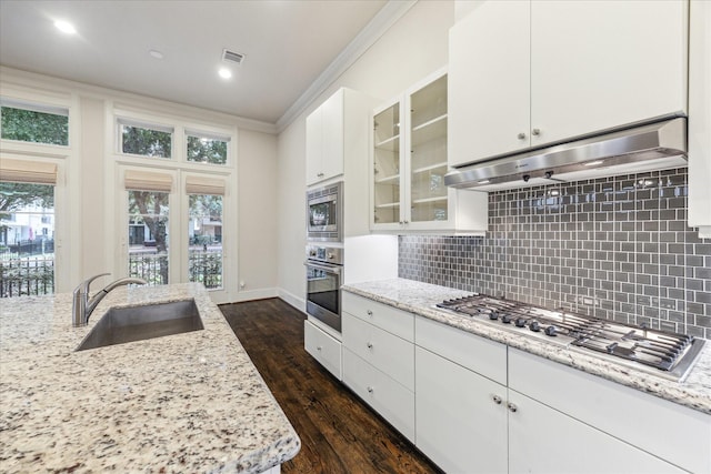 1701 Wrenwood Lks, Houston, TX 77043 - kitchen featuring a sink, appliances with stainless steel finishes, under cabinet range hood, crown molding, and dark wood finished floors