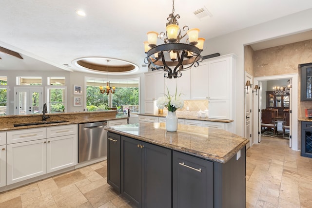 63 N Wooded Brook Cir, The Woodlands, TX 77382 - kitchen with a chandelier, dishwasher, a sink, white cabinetry, and a kitchen island